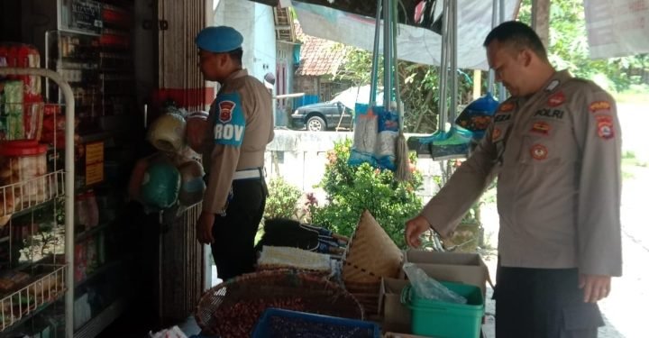 Bhabinkamtibmas Polsek Wanasalam Polres Lebak Sambang dan patroli Dialogis Memberikan Himbauan Kamtibmas