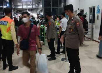 Kapolsek Rangkasbitung Polres Lebak Pantau Antisipasi Jelang Arus Mudik Idul Fitri 1444 H, 2023 di Stasiun Rangkasbitung