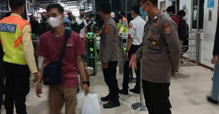Kapolsek Rangkasbitung Polres Lebak Pantau Antisipasi Jelang Arus Mudik Idul Fitri 1444 H, 2023 di Stasiun Rangkasbitung