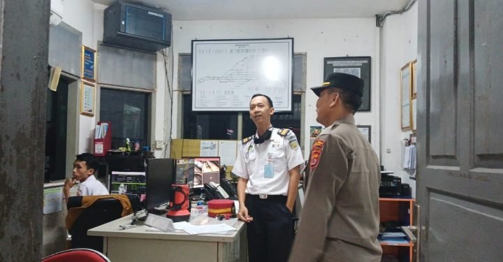 Kapolsek Rangkasbitung Polres Lebak Laksanakan Giat Koordinasi Dengan Petugas KAI Rangkasbitung
