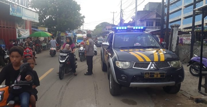 MENJAGA KAMTIBMAS, ANGGOTA POLSEK WANASALAM POLRES LEBAK LAKSANAKAN STRONG POINT PAGI HARI, LAYANI WARGA YANG AKAN NGABUBURIT