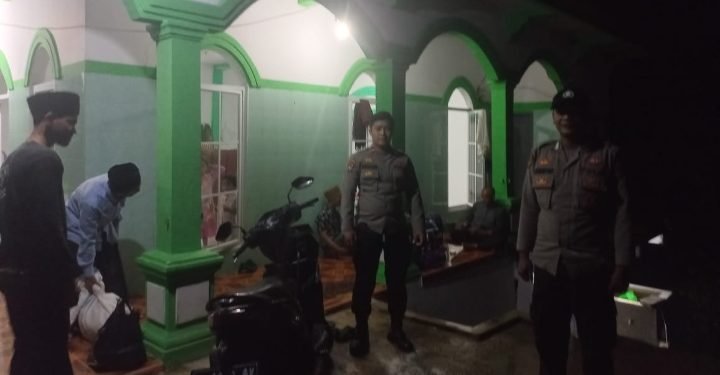 Anggota Polsek Lebakgedong Polres Lebak melaksanakan patroli sasaran Masjid dan Mushola