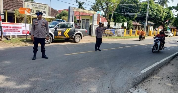 Menjaga Kamtibmas, Anggota Polsek Wanasalam Polres Lebak Laksanakan Strong Point Pagi Hari, Layani Warga Yang Akan Beraktifitas
