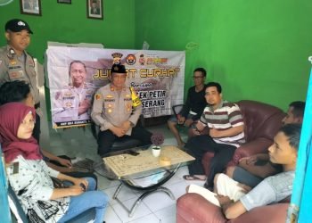 Dengar Curhatan  Masyarakat Oleh Kapolsek Petir Polres Serang Melalui Giat Jum’at Curhat Presisi