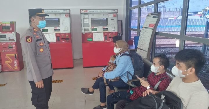 Temui Pemudik di Ruang Tunggu Stasiun KAI Rangkasbitung Kapolsek Rangkasbitung Polres Lebak Sampaikan Kamtibmas