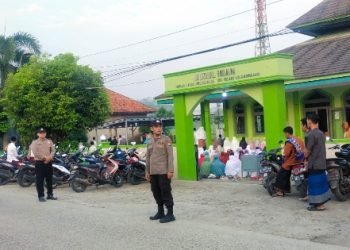 Polsek Cimarga Polres Lebak PAM Sholat Idul Fitri 1444 H di Mesjid Nurul Iman Kampung Cilaki Desa Marga Jaya