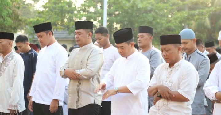 Polres Cilegon Laksanan Sholat Idul Fitri Di Lapangan Apel