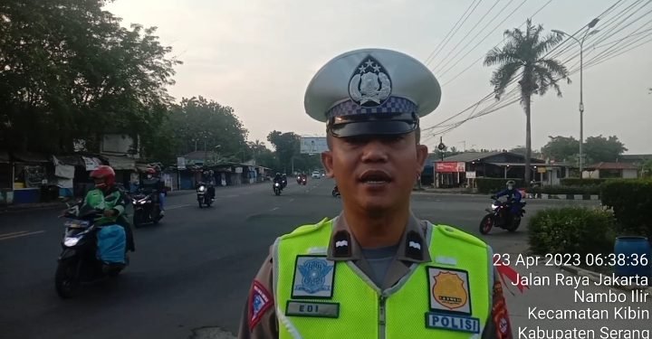 Antisipasi arus mudik lebaran, Anggota Posyan Modern melaksanakan giat pengaturan lalulintas di pagi hari