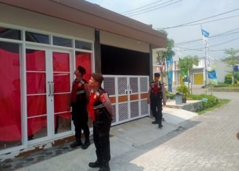 Antisipasi pencurian rumah kosong, Tim Patroli Sat Samapta Polres Serang mengecek perumahan yang ditinggal mudik