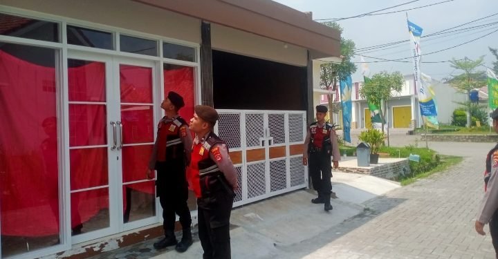 Antisipasi pencurian rumah kosong, Tim Patroli Sat Samapta Polres Serang mengecek perumahan yang ditinggal mudik