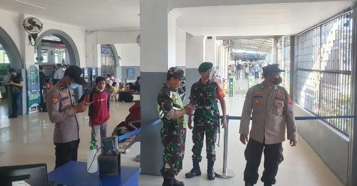 Personil Polsek Rangkasbitung Bersama Anggota Kodim 0603/Lebak Laksanakan Program “Guyub TNI-POLRI”