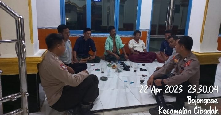 Anggota Polsek Cibadak Polres Lebak Laksanakan Program Kapolda Banten “Yuk Ngopi Wae”di Desa Bojongcae