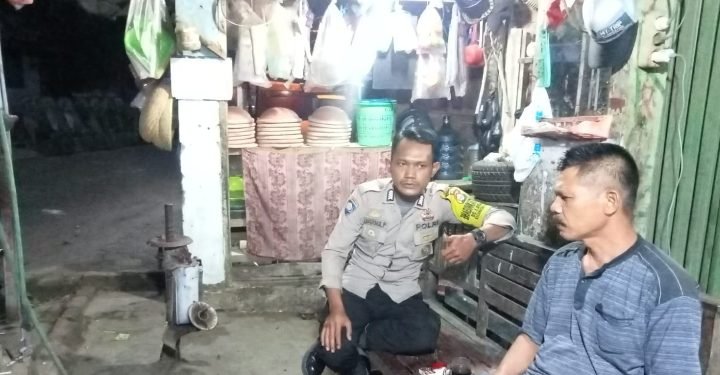 Guyub Bareng Warga Desa Binaan, Personel Bhabinkamtibmas Polsek Mancak Polres Cilegon Polda Banten Nikmati Suasana Idul Fitri 1444 H.
