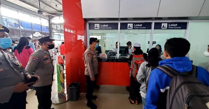 Cek Antrian Loket Karcis Stasiun  Rangkasbigung, Kapolsek Rangkasbitung Polres Lebak Koordinasi Jumlah Penumpang Dengan Pihak Stasiun