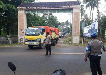 Personil Pos Jaga Wisata Pantai Tanjung Panto Polsek Wanasalam Polres Lebak Rutin Laksanakan Pengaturan Lalu Lintas