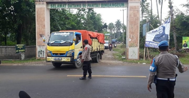 Personil Pos Jaga Wisata Pantai Tanjung Panto Polsek Wanasalam Polres Lebak Rutin Laksanakan Pengaturan Lalu Lintas
