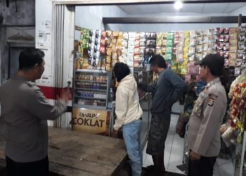 Bhabinkamtibmas  Polsek Wanasalam Polres Lebak Sambang dan patroli Dialogis Memberikan Himbauan Kamtibmas