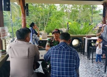 TNI POLRI sinergi berikan rasa aman yaman Ke Masyarakat Polsek Muncang lakukan patroli