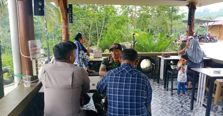 TNI POLRI sinergi berikan rasa aman yaman Ke Masyarakat Polsek Muncang lakukan patroli