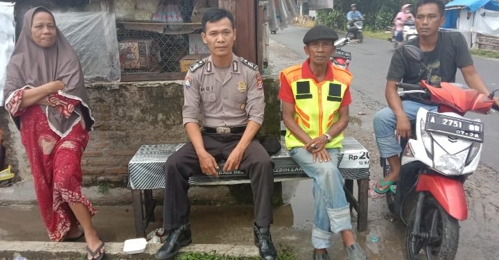 Menjaga Kamtibmas, Personil Polsek Cimarga Polres Lebak,Laksanakan Giat Sambang dan Patroli dialogis berikan pesan pesan Kamtibmas kepada masyarakat