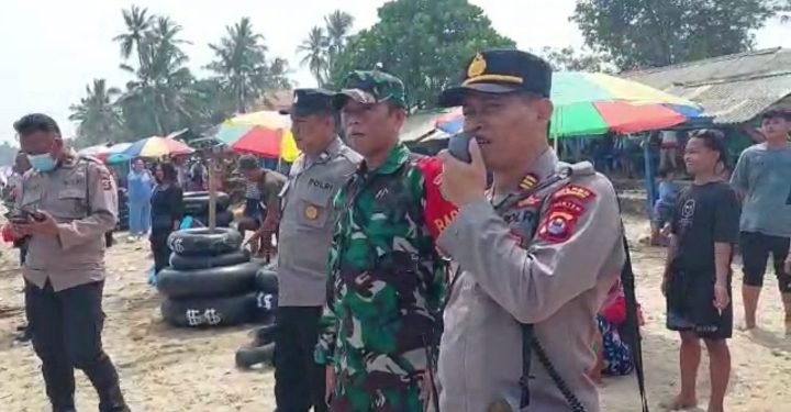 Libur Lebaran Telah Tiba Sat Bimas Polres Cilegon Himbau Pengunjung Agar Bergantian Laksanakan Liburan Ke Pantai Anyer