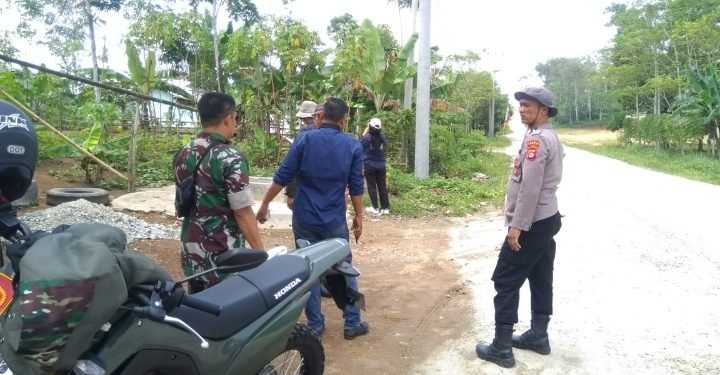 Personil Polsek Cimarga Polres Lebak, Aipda Hariyanto bersama Babinsa mengunjungi warga