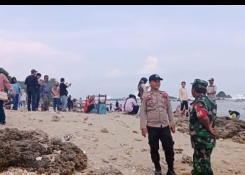 Personel Pospam Wisata Sawarna Polsek Bayah Polres Lebak Laksanakan Patroli Dialogis Sasar Area Pantai Sawarna
