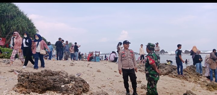 Personel Pospam Wisata Sawarna Polsek Bayah Polres Lebak Laksanakan Patroli Dialogis Sasar Area Pantai Sawarna