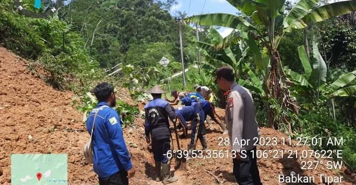 Tangani Longsor di Jalan Raya, Pupr Banten sigap turunkan Tim dan Alat Berat