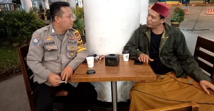 Sampaikan Pesan-Pesan Kamtibmas, Bhabinkamtibmas Polsek Kskp Merak Polres Cilegon Polda Banten Sambangi Pekerja di Pelabuhan Merak