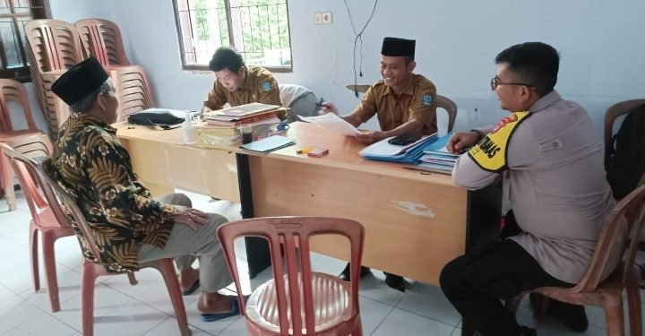 Pantau Pelayanan Di Kantor Desa Binaan, Personel Bhabinkamtibmas Polsek Mancak Polres Cilegon Polda Banten Hadirkan rasa Aman