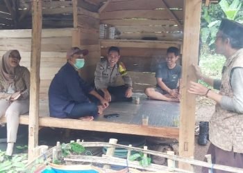 Sambung Rasa Bareng Warga Masyarakat, Upaya Personel Bhabinkamtibmas Polsek Mancak Polres Cilegon Polda Banten Ciptakan Kamtibmas Kondusif