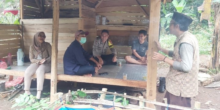Sambung Rasa Bareng Warga Masyarakat, Upaya Personel Bhabinkamtibmas Polsek Mancak Polres Cilegon Polda Banten Ciptakan Kamtibmas Kondusif