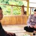Sikapi Berbagai Informasi, Personel Bhabinkamtibmas Polsek Mancak Polres Cilegon Polda Banten Ngobrol Bareng Tokoh Masyarakat