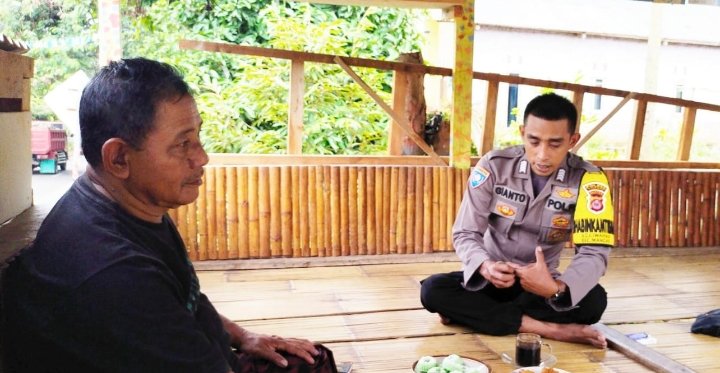 Sikapi Berbagai Informasi, Personel Bhabinkamtibmas Polsek Mancak Polres Cilegon Polda Banten Ngobrol Bareng Tokoh Masyarakat