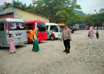 Monitoring Pengunjung Wisata Religi Gunung Santri , Personel Polsek Bojonegara  Polres Cilegon Polda Banten Pastikan Situasi Tetap Tertib Dan Kondusif