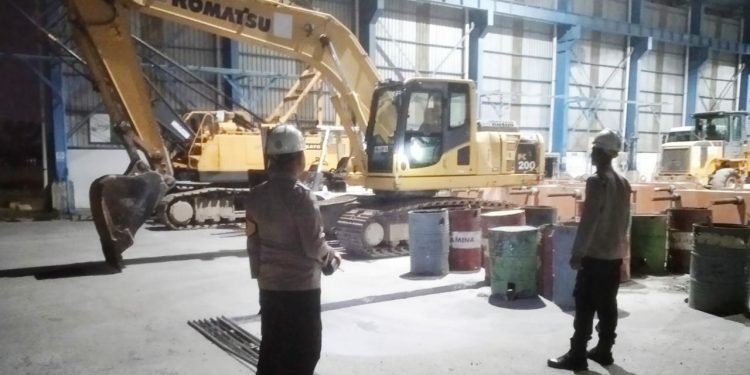 Sambangi Security, Bhabinkamtibmas Polsek Bojonegara  Polres Polda Banten Berikan Arahan