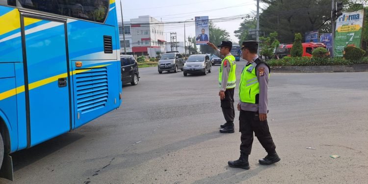Lancarkan arus Wisata Polsek Cibeber Polres Cilegon Polda Banten pada Perayaan Libur Hari Raya Idul fitri