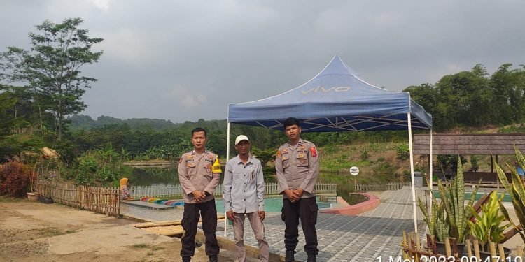 Pastikan Aman, Personil Polsek Curugbitung Polres Lebak di Pospam Wisata Ranggawulung Melaksanakan Patroli Sekitar Area Wisata