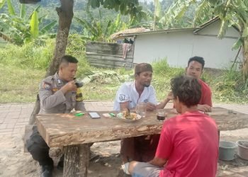 Ngobrol Sambil Ngopi, Upaya Personel Bhabinkamtibmas Polsek Mancak Polres Cilegon Dekatkan Diri Dengan Warga Masyarakat