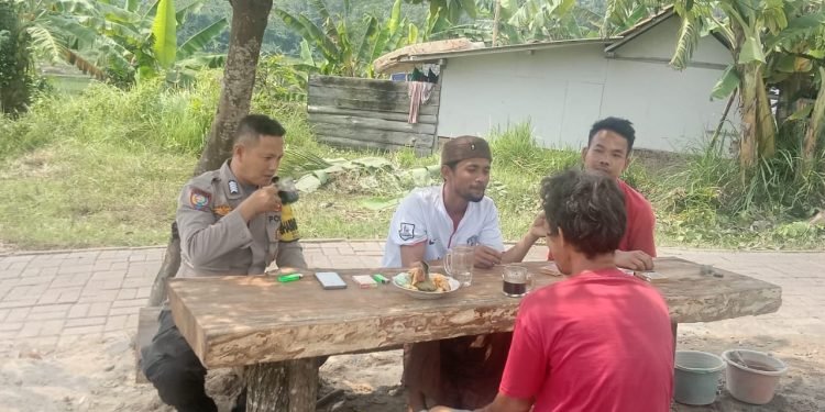 Ngobrol Sambil Ngopi, Upaya Personel Bhabinkamtibmas Polsek Mancak Polres Cilegon Dekatkan Diri Dengan Warga Masyarakat