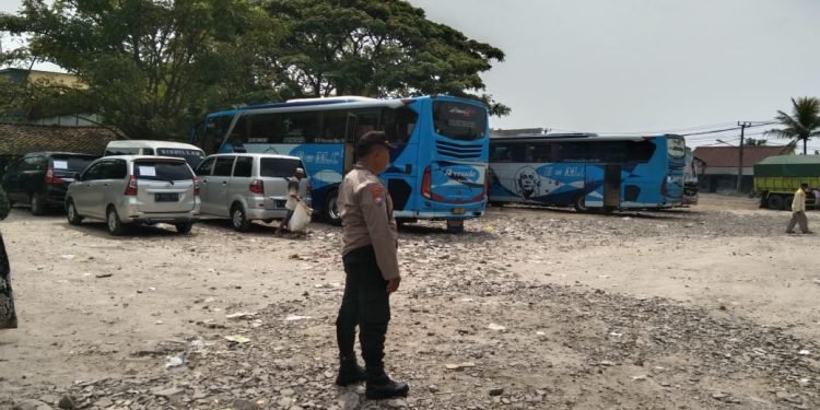 Monitoring Pengunjung Wisata Religi Gunung Santri , Personel Polsek Bojonegara  Polres Cilegon Polda Banten Pastikan Situasi Tetap Tertib Dan Kondusif