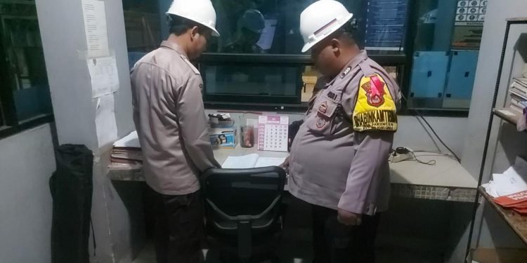 Sambangi Security, Bhabinkamtibmas Polsek Bojonegara  Polres Polda Banten Berikan Arahan