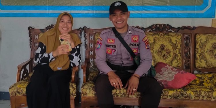 Bhabinkamtibmas Polsek Sobang Polres Lebak Sambangi warga Desa. Ciparasi Kecamatan Sobang