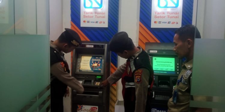 Jaga situasi Kamtibmas tetap kondusif, Kijang 905 patroli Sat Samapta Polres Serang melaksanakan patroli penjagaan di malam hari