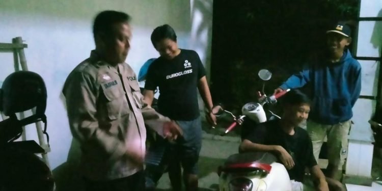 CEGAH GANGGUAN KAMTIBMAS PADA SIANG HARI ,ANGGOTA SAMAPTA POLSEK CIBEBER POLRES CILEGON POLDA BANTEN LAKSANAKAN SAMBANG DI LINGKUNGAM MASYARAKAT CIBEBER