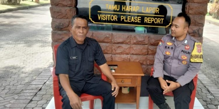 Jalin kemitraan dengan petugas keamanan lingkungan