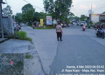 Giat rutin di pagi hari Polsek Kopo polres Serang melaksanakan pengaturan lalu lintas