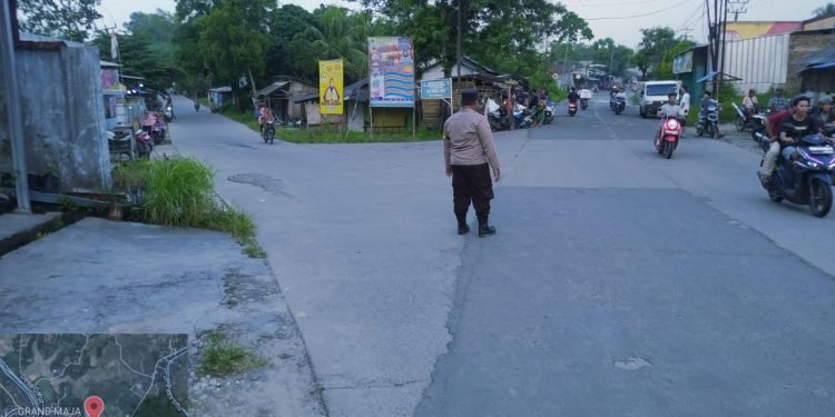 Giat rutin di pagi hari Polsek Kopo polres Serang melaksanakan pengaturan lalu lintas