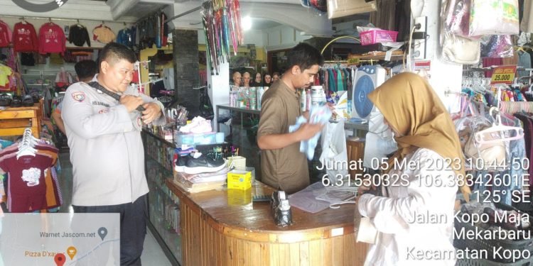 Sambangi Pemilik Toko Bhabinkamtibmas Polsek Kopo Polres Serang Berikan Pesan Kamtibmas